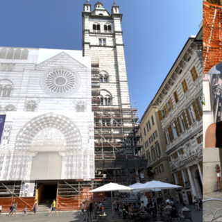 Maxischermo in San Lorenzo, fa discutere l’insolita installazione sui ponteggi della cattedrale