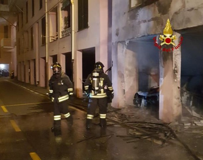 Incendio a Pra': un box andato a fuoco in Via Novella