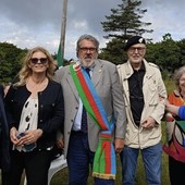Angelo Vaccarezza con la fascia di Regione Liguria alla commemorazione di Forte Manfrei