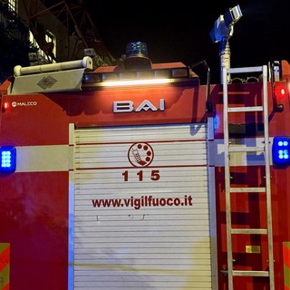 Arenzano, auto e scooter in fiamme alla pineta