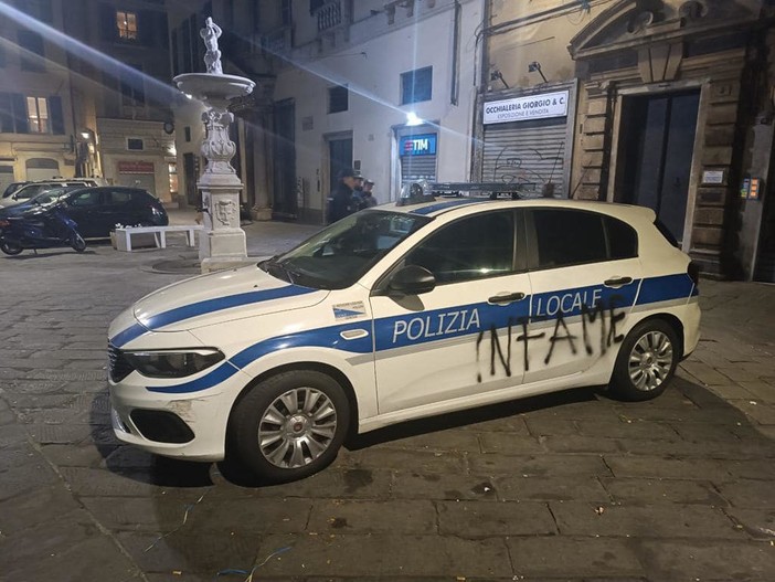 Vandali imbrattano auto della Polizia Locale e palazzo della Regione (Foto)