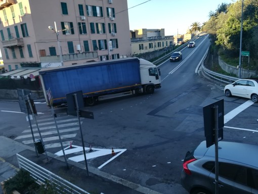 Asfalto scivoloso in via Reggio a Multedo, l’amministrazione promette lavori “nei primi mesi del 2025”