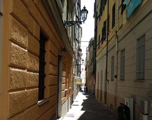 Pegli, pittori in strada in vico Sinope e la musica della banda