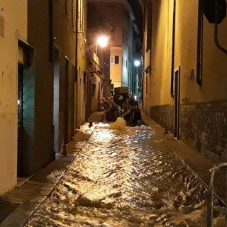 Voltri, tubo rotto in via Guala: delegazione allagata