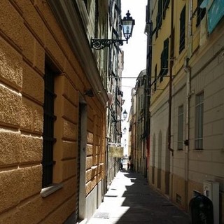 Pegli, pittori in strada in vico Sinope e la musica della banda