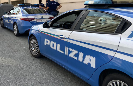 Infrange vetrina con tombino e ruba nel negozio: arrestato un ventinovenne