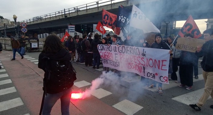 Centinaia di studenti in piazza contro i ministri Salvini e Piantedosi dopo le manganellate di Pisa