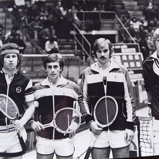 Semifinale torneo Bologna 1979 contro i numeri uno del mondo McEnroe e Fleming: Vattuone è il terzo da sinistra