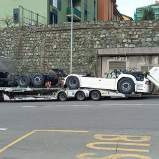 Guida ubriaco il camion e distrugge parte delle cabine: aveva un tasso alcolemico superiore a 2