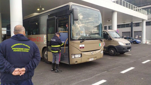 Savona, i passeggeri della Costa Luminosa lasciano la nave: proseguono le operazioni di sbarco, sono 37 i positivi al Coronavirus (VIDEO)