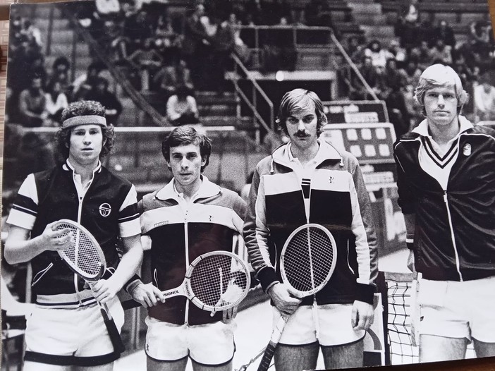 Semifinale torneo Bologna 1979 contro i numeri uno del mondo McEnroe e Fleming: Vattuone è il terzo da sinistra