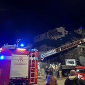 Castelletto, gru di un cantiere crolla contro Rsa: decine di persone evacuate