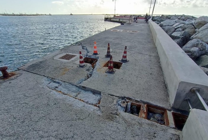 Pegli, la mareggiata danneggia (nuovamente) il molo Archetti: stop al servizio Navebus