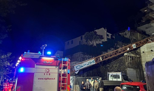 Castelletto, gru di un cantiere crolla contro Rsa: decine di persone evacuate