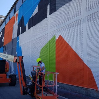 &quot;On the wall&quot; a Genova: ultime fasi di lavoro per il writer Zedz in Valpolcevera