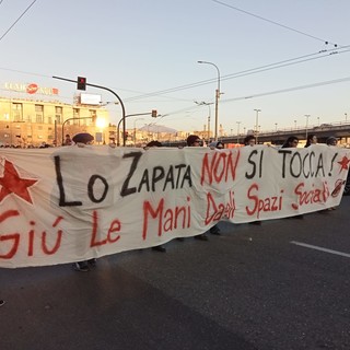 “Lo Zapata non si tocca”, in strada un migliaio di manifestanti contro lo sgombero del centro sociale (Video)