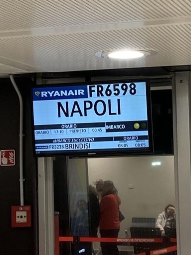 L'aereo non decolla, la denuncia di una passeggera: &quot;Dieci ore in aeroporto senza notizie né assistenza&quot;