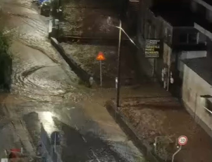 Allerta meteo, forti piogge e allagamenti a Genova: oggi scuole chiuse. Frane a Rossiglione