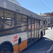 Aggressione sul bus 67 a Genova: autista minacciato di morte, assalitore in fuga