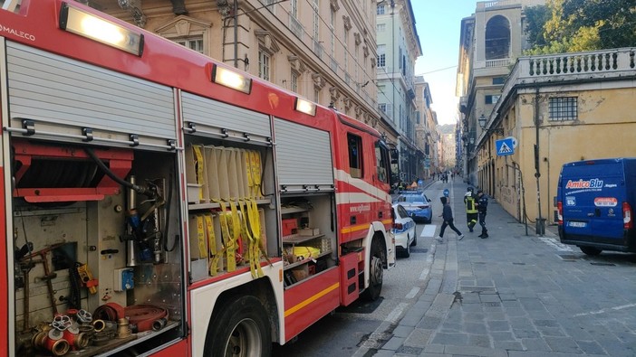 Allarme bomba in via Balbi rientrato: si trattava di una valigia dimenticata