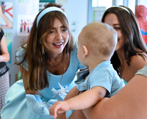 Una Cenerentola d’eccezione all’ospedale Gaslini, Ambra Angiolini visita ai bimbi ricoverati