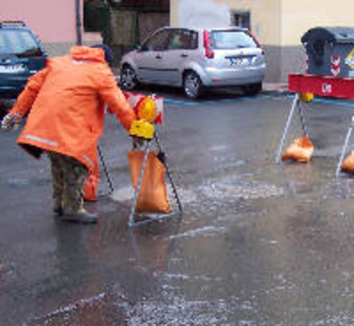 Varazze: maltempo, in via Montegrappa auto trascinate a valle dall'acqua