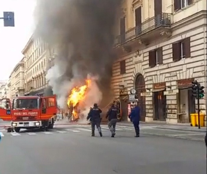 Autobus esplode a Roma in via del Tritone