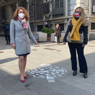 Gli auguri di Buon Natale arrivano con gli stencil nel centro storico