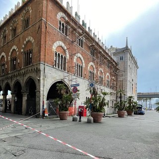 Allarme bomba vicino palazzo San Giorgio, un trolley abbandonato fa scattare i controlli (Foto e video diretta)