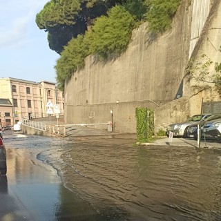 Multedo, si spacca un tubo dell’acqua: strada allagata e rubinetti a secco fino a sera