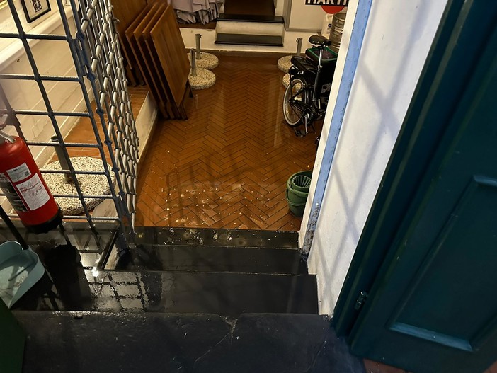 Boccadasse, trenta centimetri d’acqua in piazzetta. Iren e Comune sotto accusa (Foto)