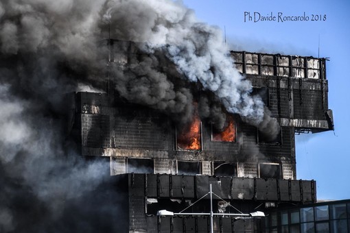 Incendio all'Autorità Portuale di Savona: presidio notturno dei vigili del fuoco  (FOTO e VIDEO)