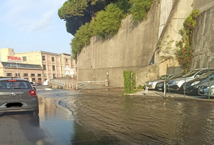 Multedo, si spacca un tubo dell’acqua: strada allagata e rubinetti a secco fino a sera