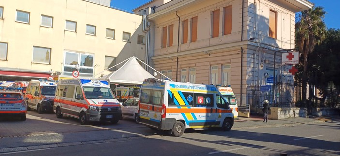 Sanità, pronto soccorso di Villa Scassi in tilt: alle 13 sono otto le ambulanze in attesa