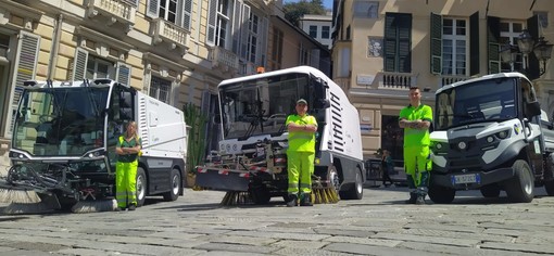 Mezzi elettrici per la tutela dell’ambiente e non solo, Amiu presenta la nuova flotta per il centro storico (video)