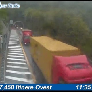 Mattinata di incidenti in autostrada, code in A10 e A12