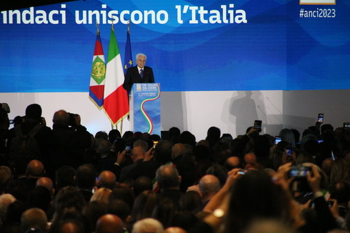 Ovazione per Mattarella all'apertura dell'assemblea annuale di Anci (Foto e video)