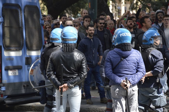 Genova, scontri durante presidio antifascista: il VIDEO della carica della Polizia