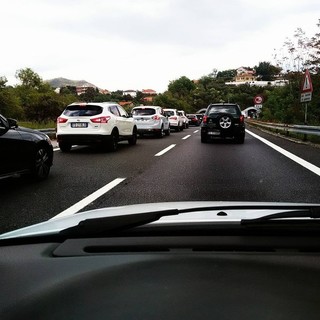 A12, motociclista cade in galleria tra Nervi e Genova est: grave in ospedale