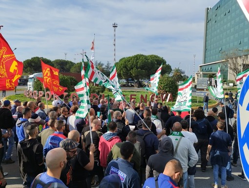 Lavoratori Ansaldo denunciati dopo le manifestazioni di ottobre, Fiom e Fim: &quot;Nessuna denuncia potrà bloccare le lotte dei lavoratori&quot;