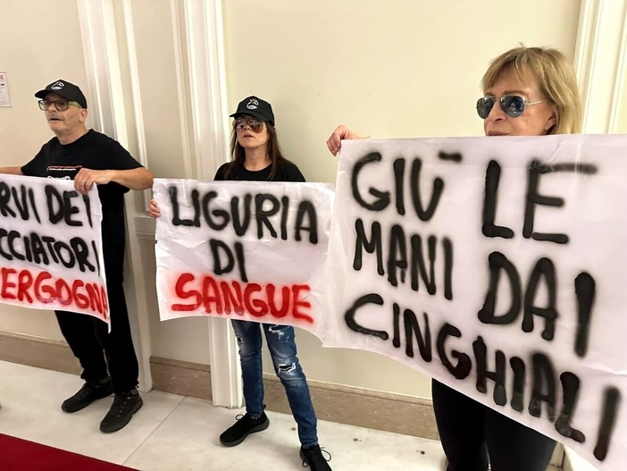 Animalisti fanno irruzione in Regione: “Protestiamo per opporci al biocidio dei cinghiali”