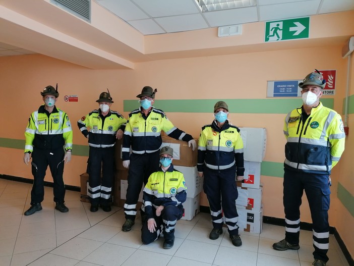 Donazioni agli ospedali Villa Scassi e La Colletta dagli alpini e dalla Protezione civile