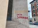 “Basta supermercati”: la scritta con vernice rossa sulla facciata dell’ex Mercato del Pesce