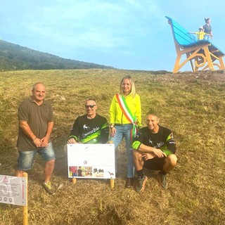 Una panchina gigante per guardare Genova dall’alto, inaugurata oggi la ‘big bench’ sul Monte Fasce