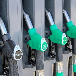 Boom costo dei carburanti: sui prezzi alle pompe l'occhio della Guardia di Finanza