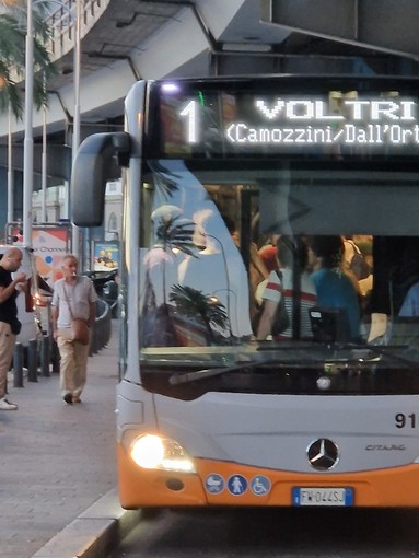 Prende a pugni il vetro perché l'autista chiede di abbassare la musica: nuovi disagi a bordo dei bus