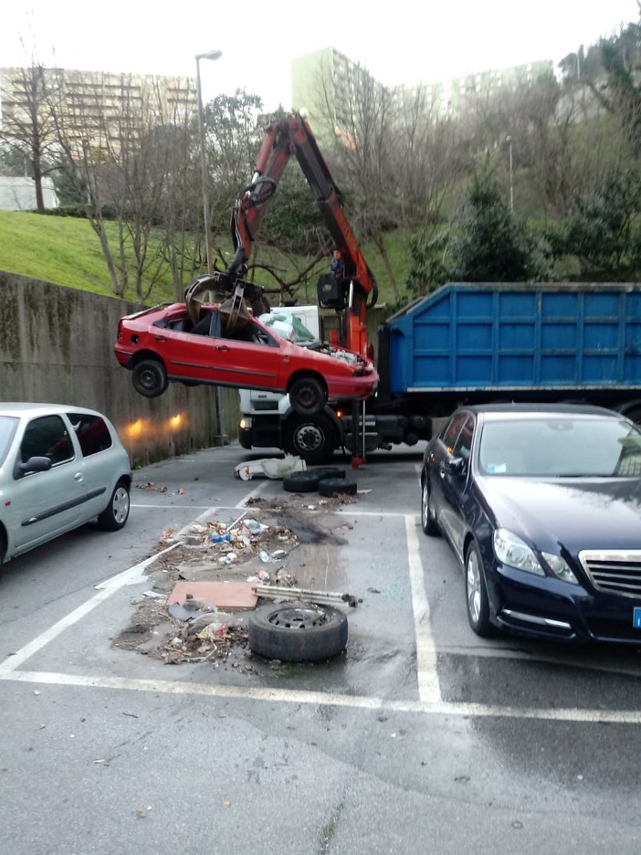 Continua la campagna di rimozione dei veicoli abbandonati della polizia municipale