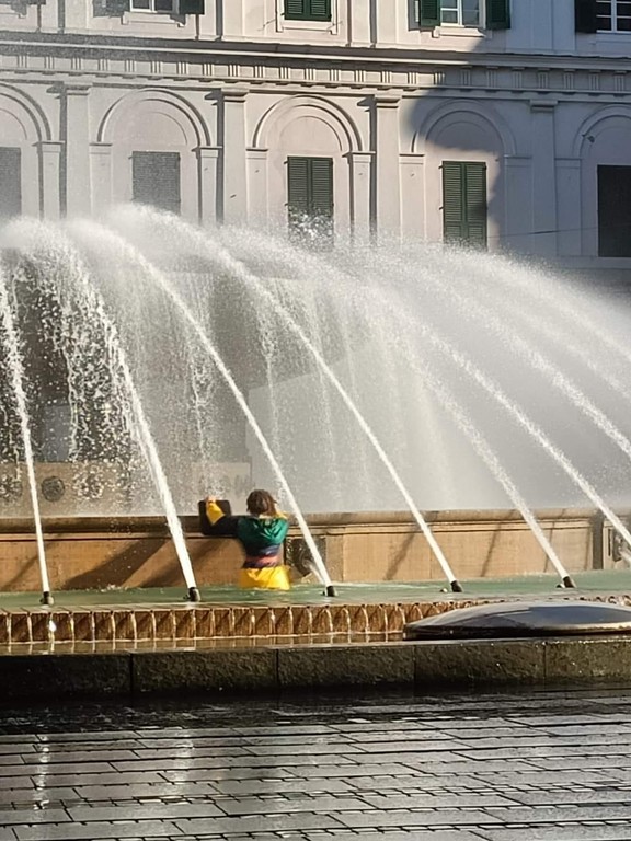Blanca sfida il freddo e si avventura nella fontana di piazza De Ferrari 