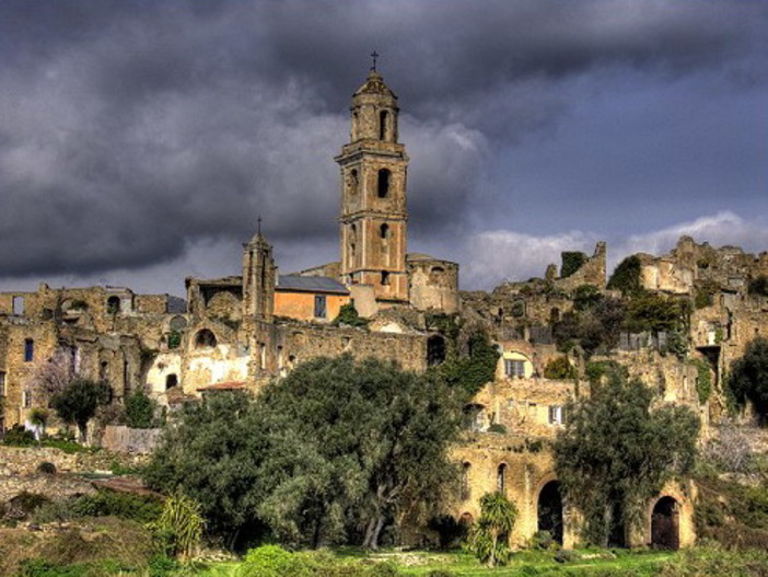 Rischio sgomberi per Bussana Vecchia, i 5 Stelle chiedono l'intervento delle istituzioni