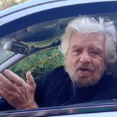 Beppe Grillo al volante di un carro funebre: “Il Movimento 5 Stelle è morto”